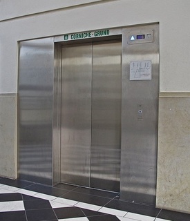 Puerta automática de un ascensor.