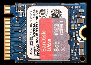 Disco SSD con conectores bañados en oro.