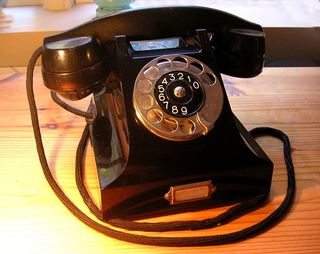 Teléfono fabricado con baquelita.