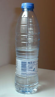 Botella de agua mineral, fabricada con PET.