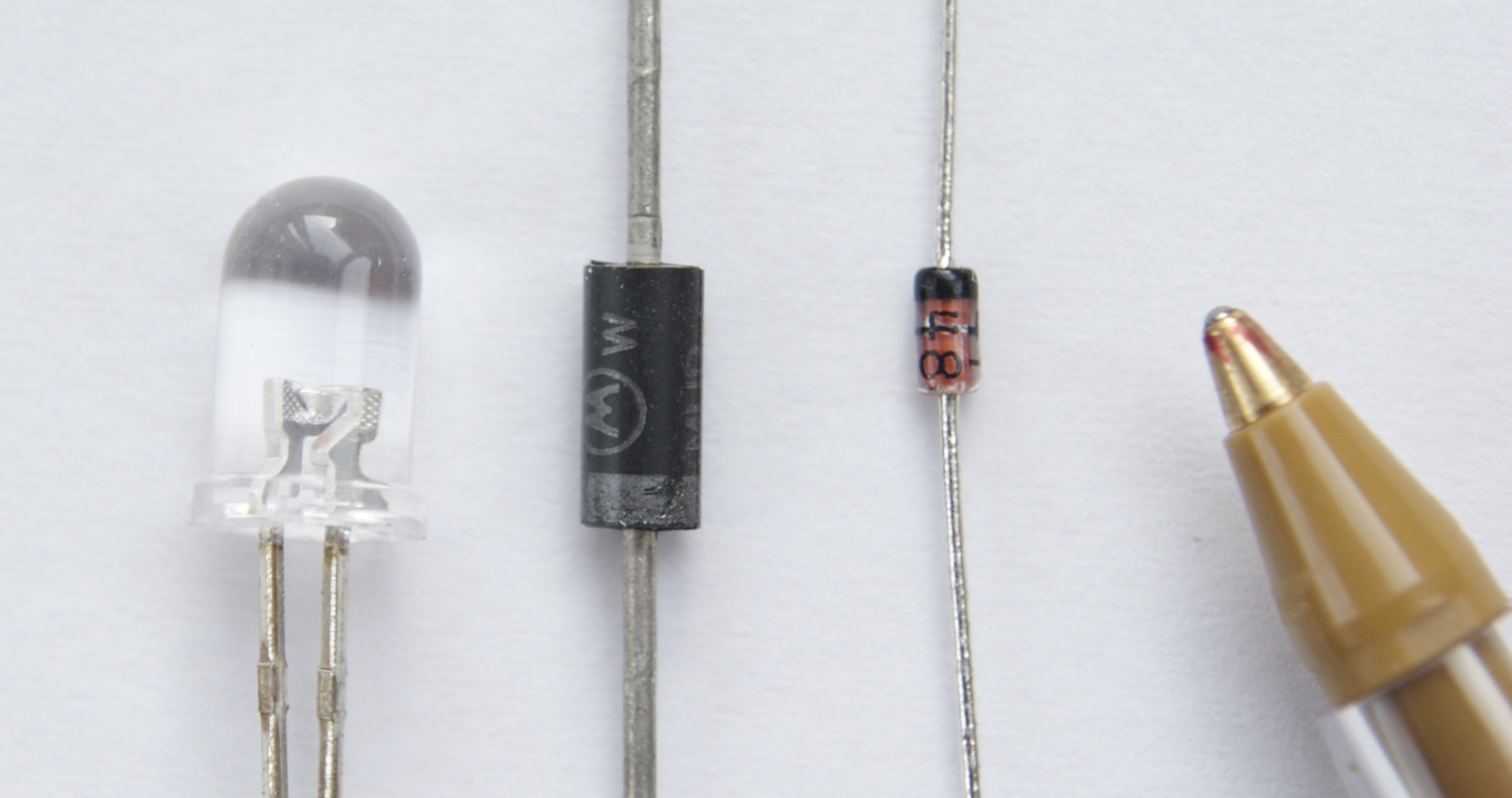 Fotografía de varios diodos semiconductores.